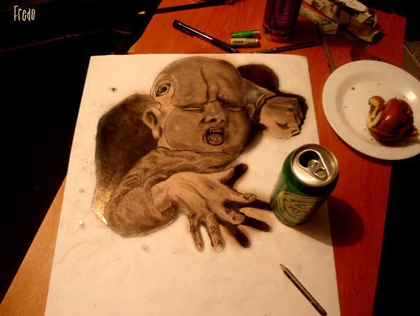 Dibujo 3D de un bebe que parece emerger del papel, junto a lata y lapiz reales. Firmado Fredo.