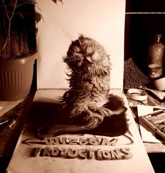 Dibujo 3D de un buho sobre letras esculpidas 'Wizdom Productions'