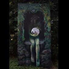 Pintura de gran formato en jardin: figura verde sentada con esfera luminosa por cabeza en un portal vegetal